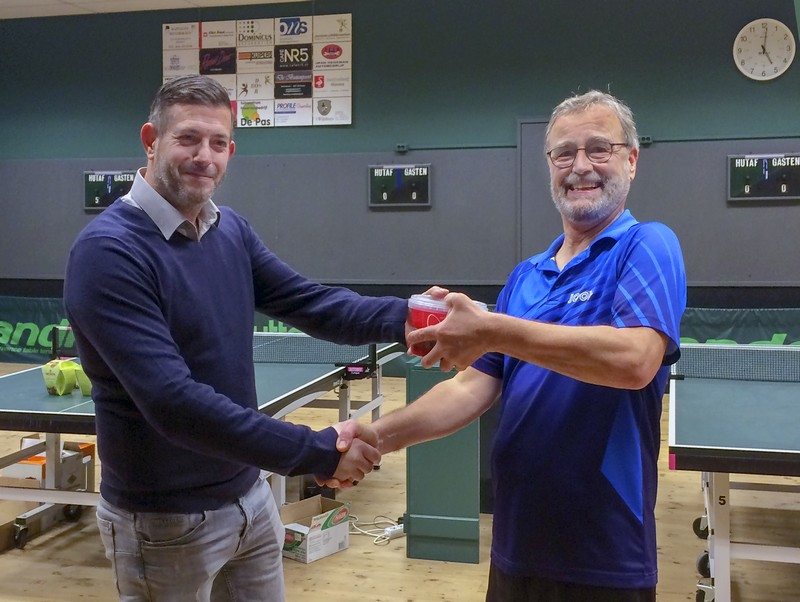 Een doosje snoep voor de derde plaats, cadeau gedaan aan Ben voor zijn woonzorg Een doosje snoep voor de derde plaats, cadeau gedaan aan Ben voor zijn woonzorg