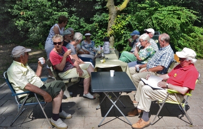 Na de eerste ronde werd al duidelijk dat Dik, Wilma en Geert toppers waren echter na de tweede ronde schoof Henk er netjes tussen en werden de drie Etac80 shirts aan de eerste drie ( Dik, Henk en Geert) overhandigd. Nog even met een drankje nakaarten, terwijl de fanatiekste leden nog een partijtje speelden.