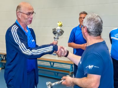 JohnJ reikt de beker uit aan Safa